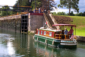 Canal boat entering Lock 29.